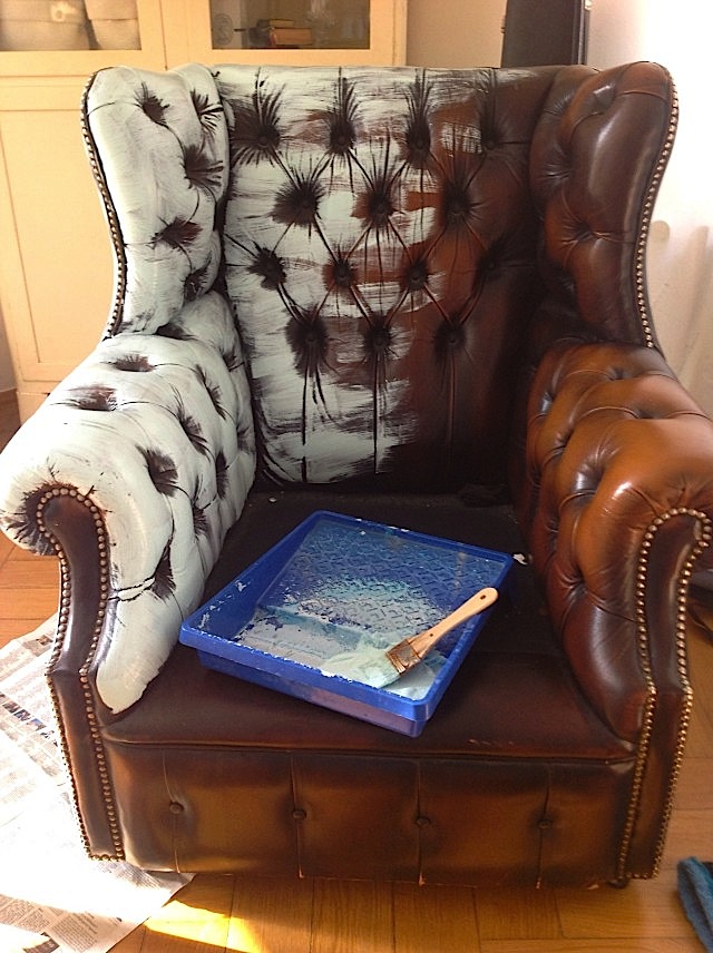 Durch die Farbverläufe bekommt der alte Sessel Tiefe 