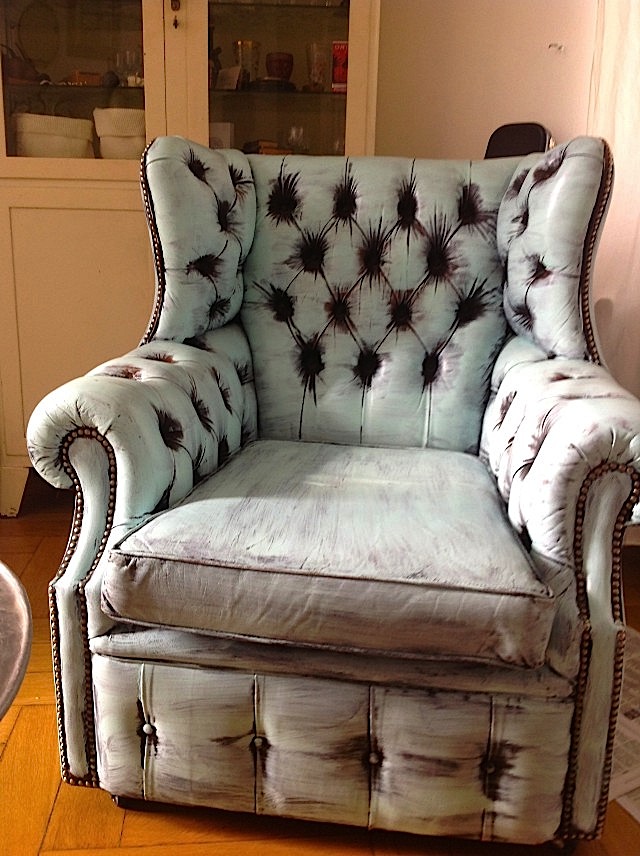 Besser als Acrylfarbe ist natürlich Lederfarbe 